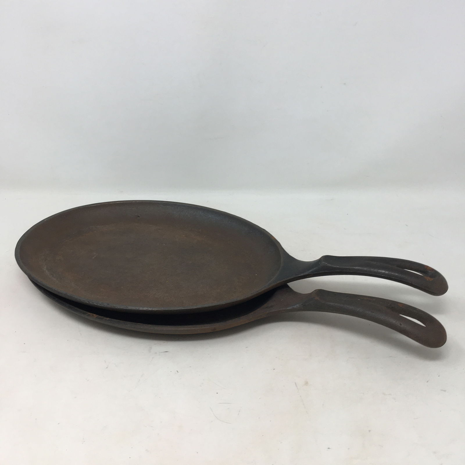 Pair Wagner Sizzle Servers: Pair Wagner Sizzle Servers, 1095A & 1095B. Wagner Ware, Sidney O. 15" x 7.5"