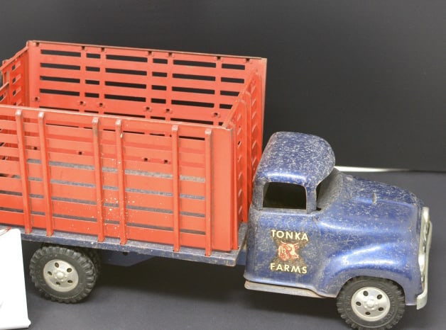 Early Tonka Farms Livestock Truck pressed steel blue truck w/ red livestock racks all original: Early Tonka Farms Livestock Truck pressed steel blue truck w/ red livestock racks all original 16" x 7" x 6"