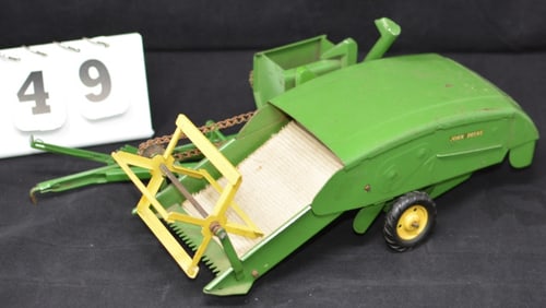 Vintage John Deere Pull Type Combine very  good  condition, very little play.  14" x 5"  x 9"
