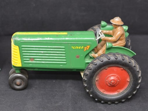 Vintage Oliver 77 Tractor w/ Original Driver   original paint, decals & driver, nice  condition. (1 of 5)