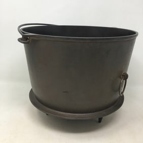 No. 8 Erie 3-Footed Kettle