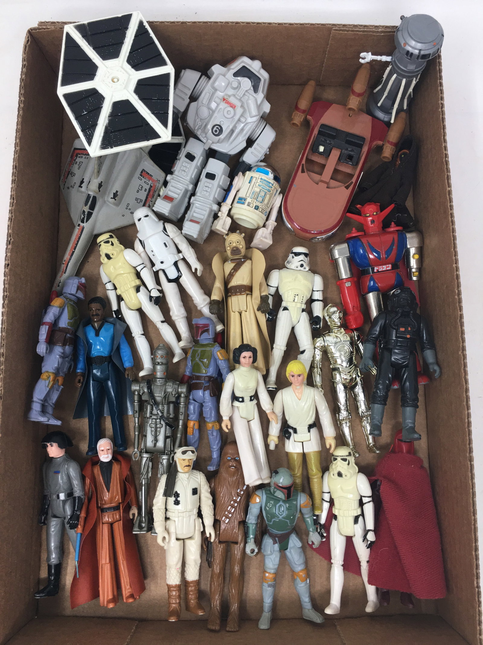 Lot of (27) Kenner '70s & '80s Star Wars Action Figures: Lot of (27) loose Kenner & Other '70s & '80s Star Wars Action Figures. 5" Mattel Die Cast Dragun Shogun Warriors, missing left fist. Largest 5"