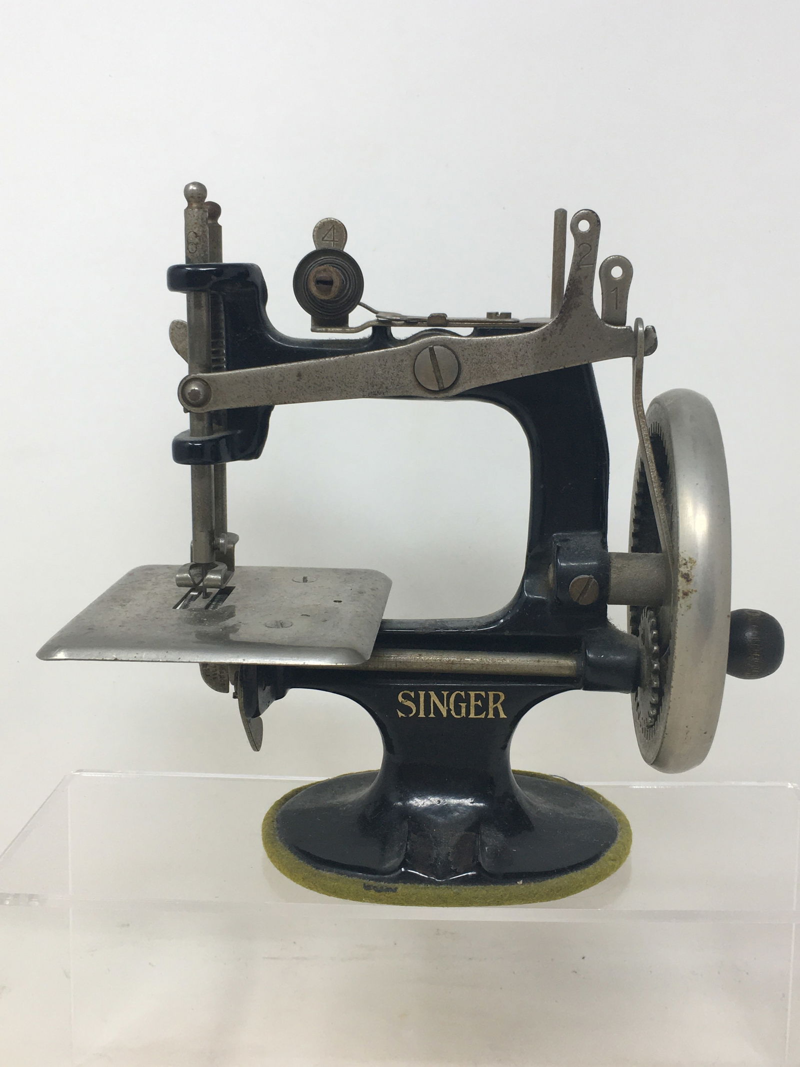 Child's Singer Sewing Machine: Child's Singer Sewing Machine 7"L x 3.75"W x 6.5"H
