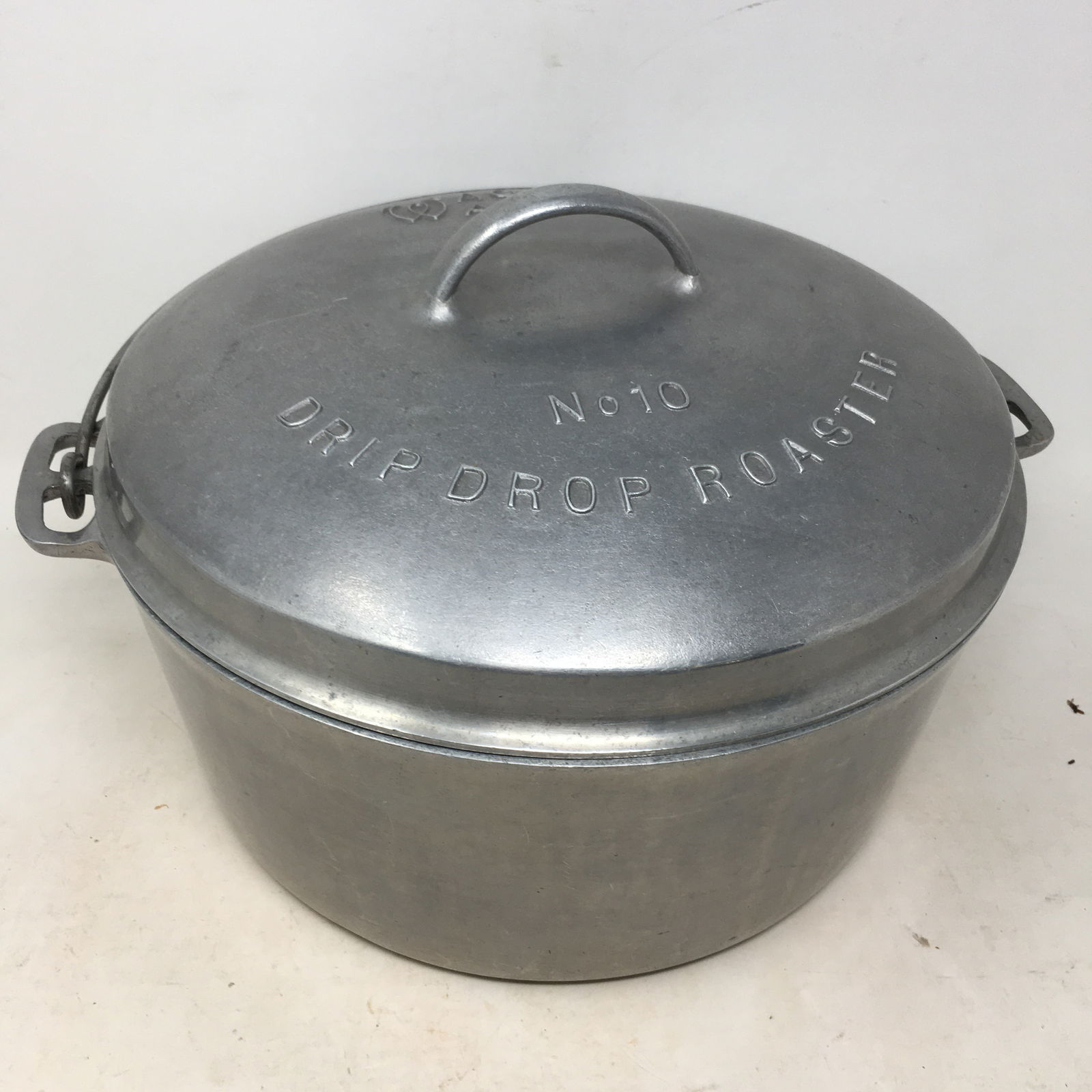 No. 10 Wagner Ware Aluminum Drip Drop Roaster: Wagner Ware #10 Drip Drop Roaster, Drip Drop Trivet, Bottom marked Wagner Ware Sidney, O, Round Roaster, 10. 14.25"W x 8.5"H