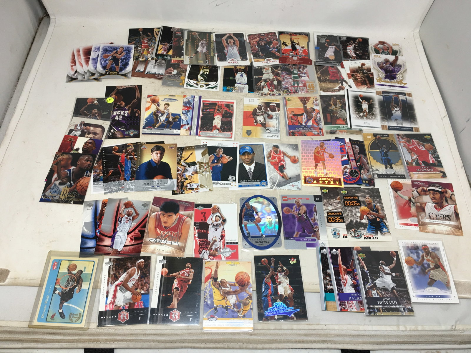 Group of 90s-00s Basketball Cards (1 of 9)