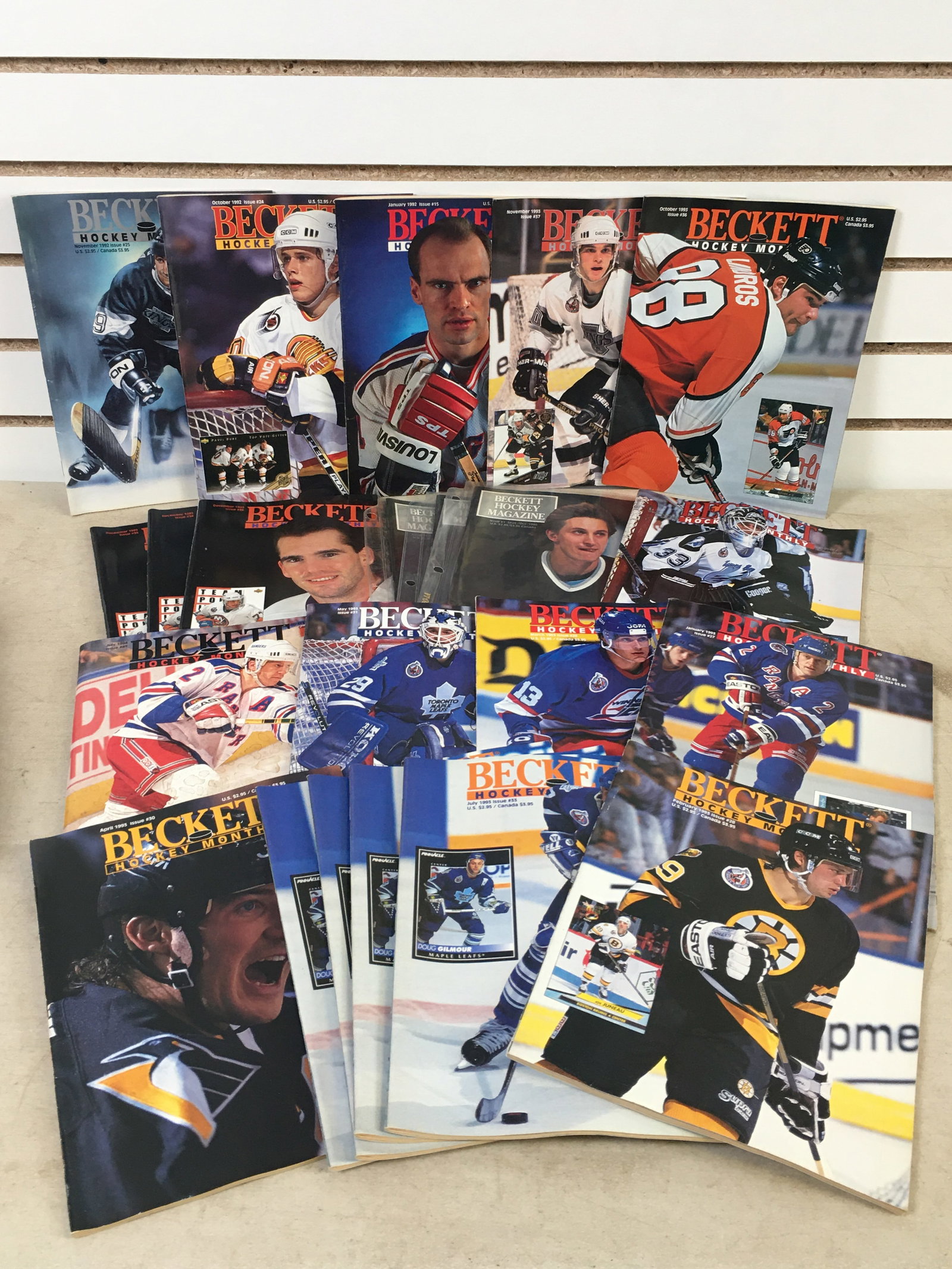 (22) 1990s Beckett Hockey Monthly Magazines (1 of 4)
