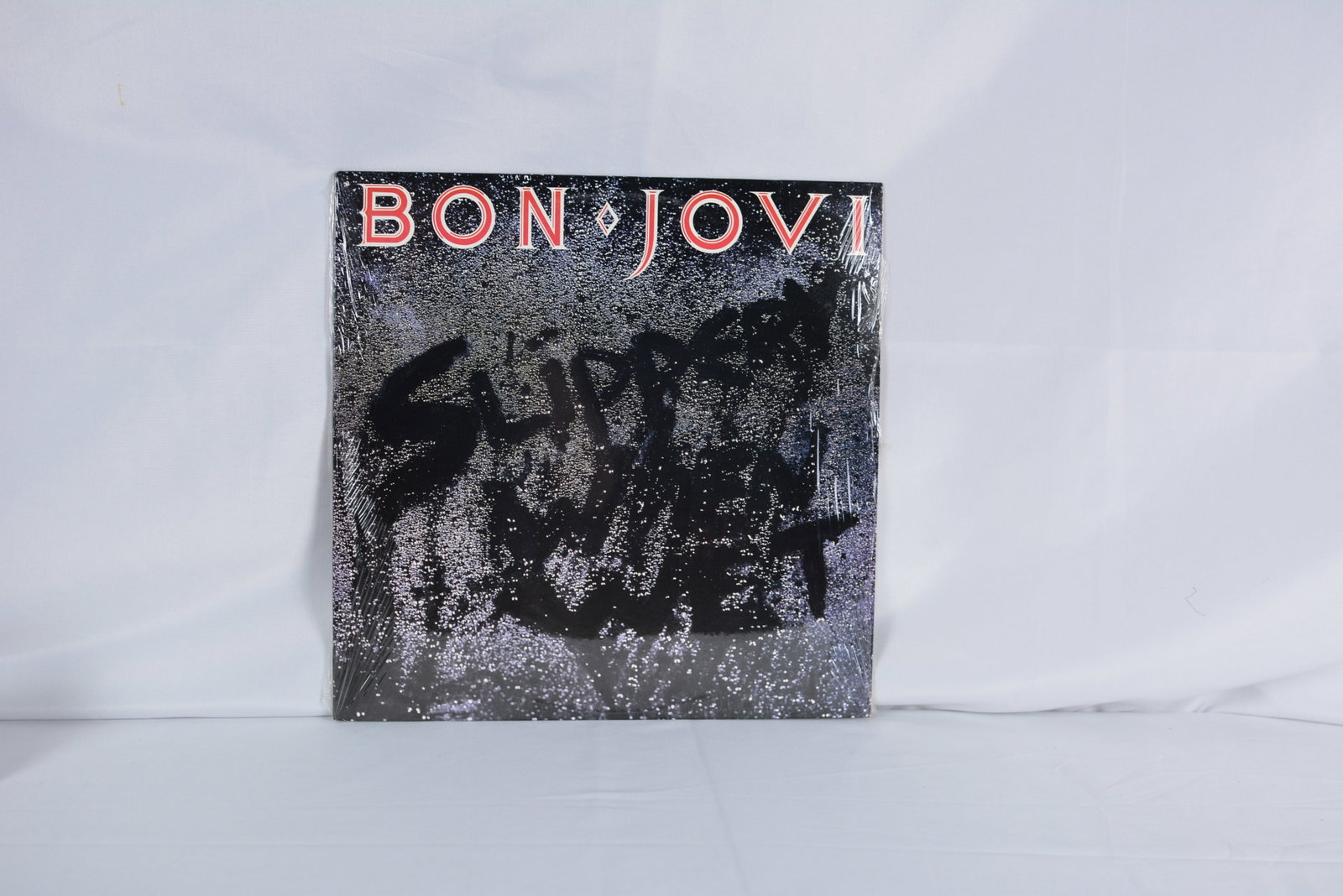 Bon Jovi "Slippery When Wet" Vintage 1986 Mercury Vinyl Record LP: Classic 1986 hard rock album Slippery When Wet by Bon Jovi, released on Mercury Records. One of the defining rock albums of the 1980s featuring chart-topping hits including Livin on a Prayer, You Give