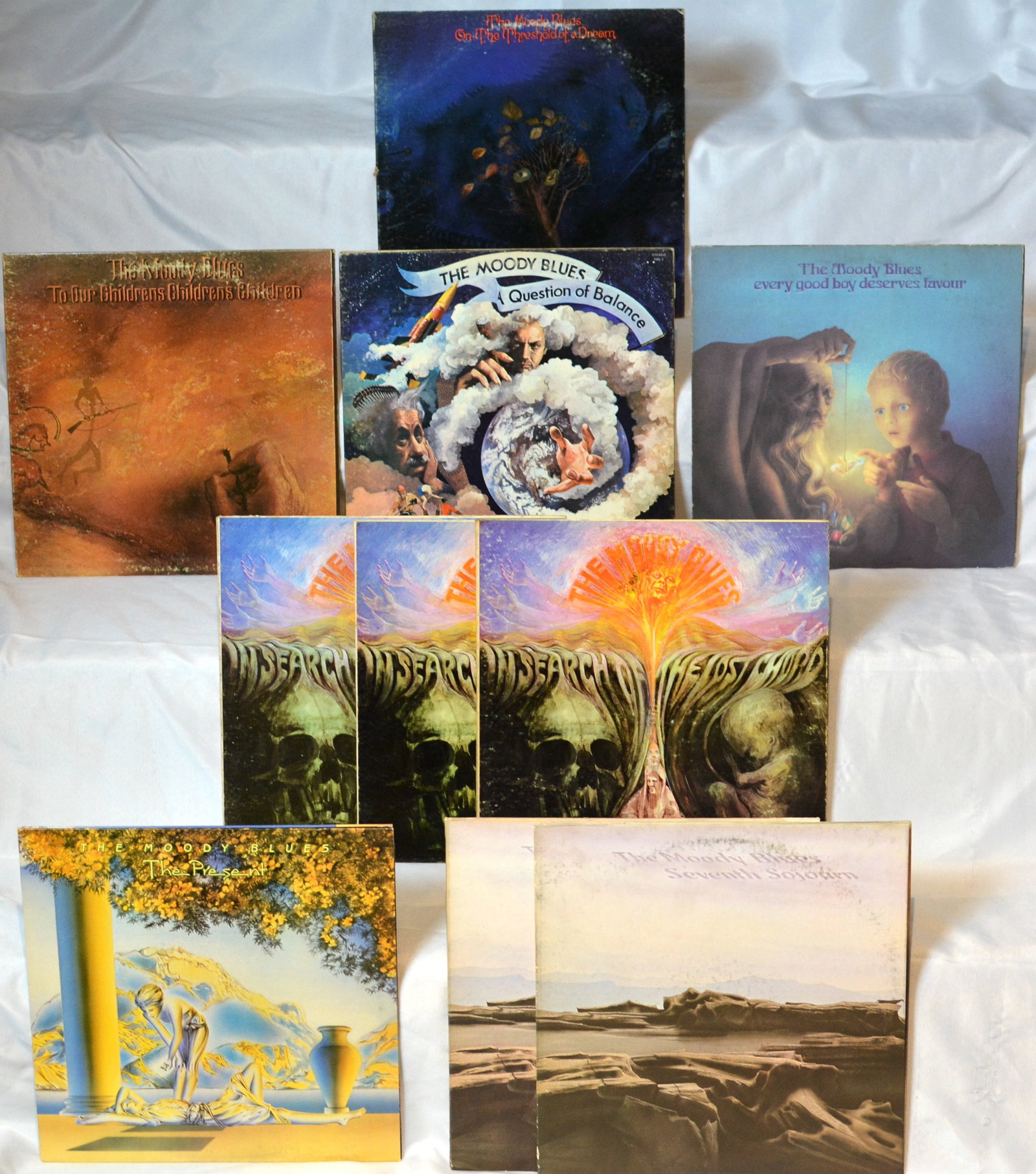 Vintage Moody Blues Vinyl LP Lot In Search of the Lost Chord, Seventh Sojourn, Question of Balance: Vintage Moody Blues vinyl LP collection featuring several classic progressive rock and psychedelic rock albums from the legendary British band. Excellent lot for collectors and fans of classic 1960s a