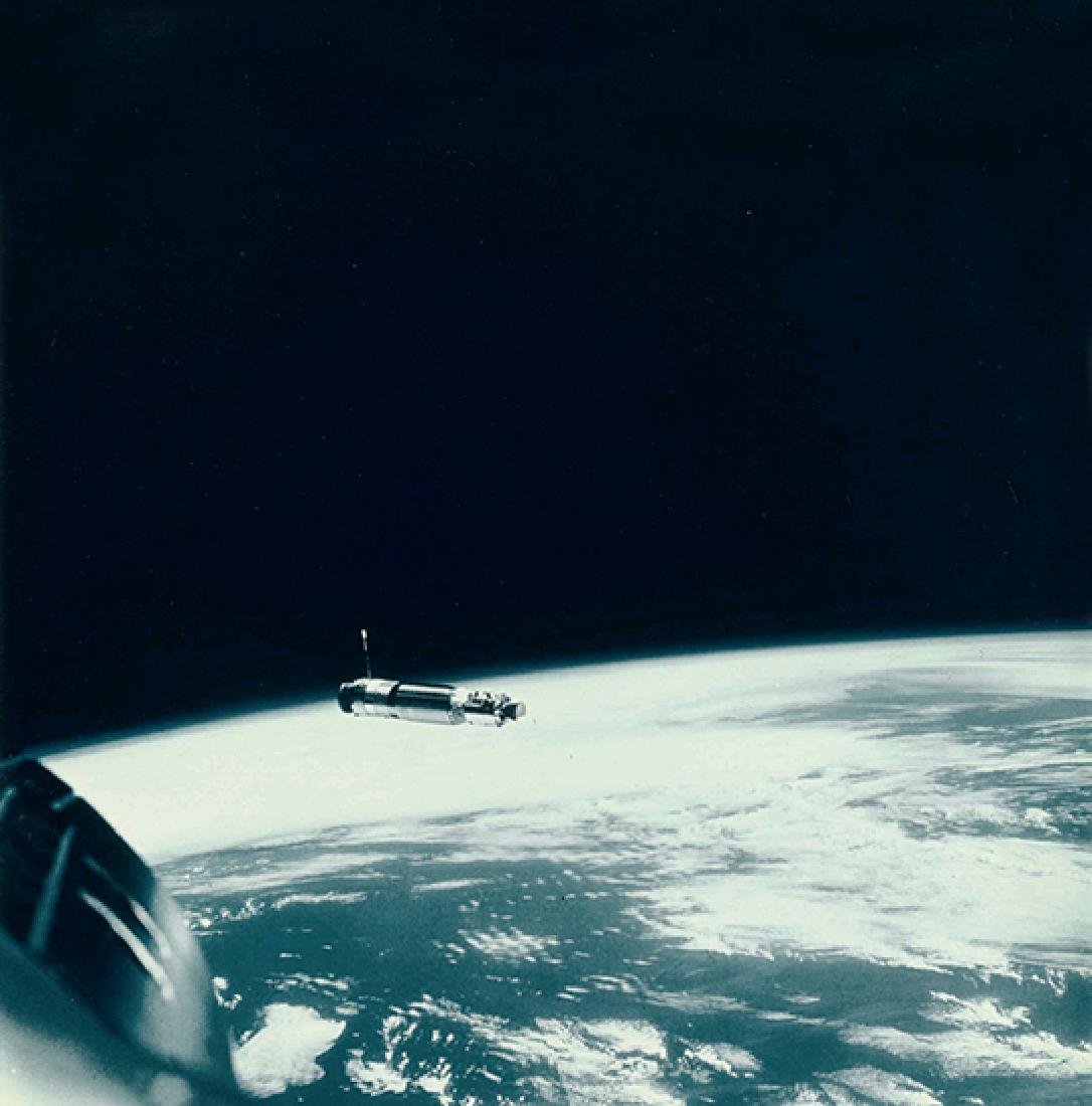 NASA - David Scott (ne en 1932): The first satellite photographed from space, Gemini 8, March 1966 Vintage C-Print on fiber-based paper, negative number, date, stamp and A KODAK PAPER watermark on the back 27,7 x 22 cm Premiere photo