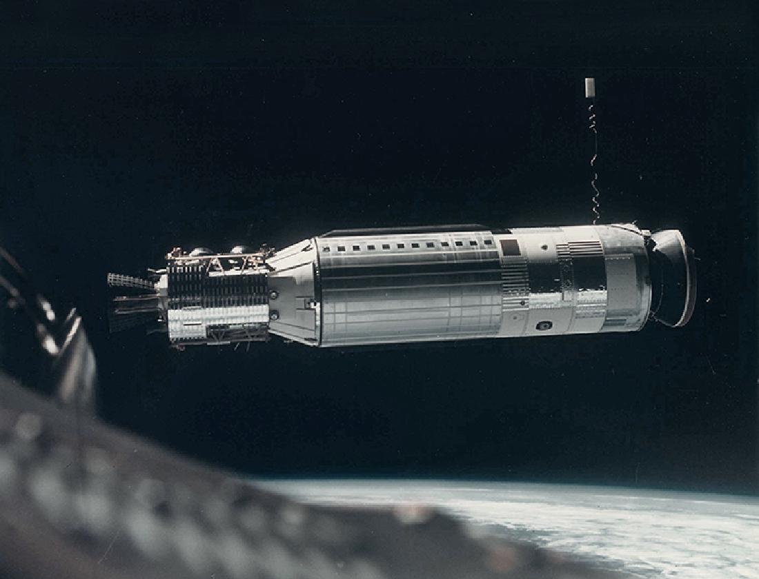 NASA - David Scott (ne en 1932): Rendezvous with the Agena target, Gemini 8, March 1966 Vintage C-Print on fiber-based paper, negative number on top margin. Caption and A KODAK PAPER watermark on the back 20,3 x 25,4 cm Le Satellite
