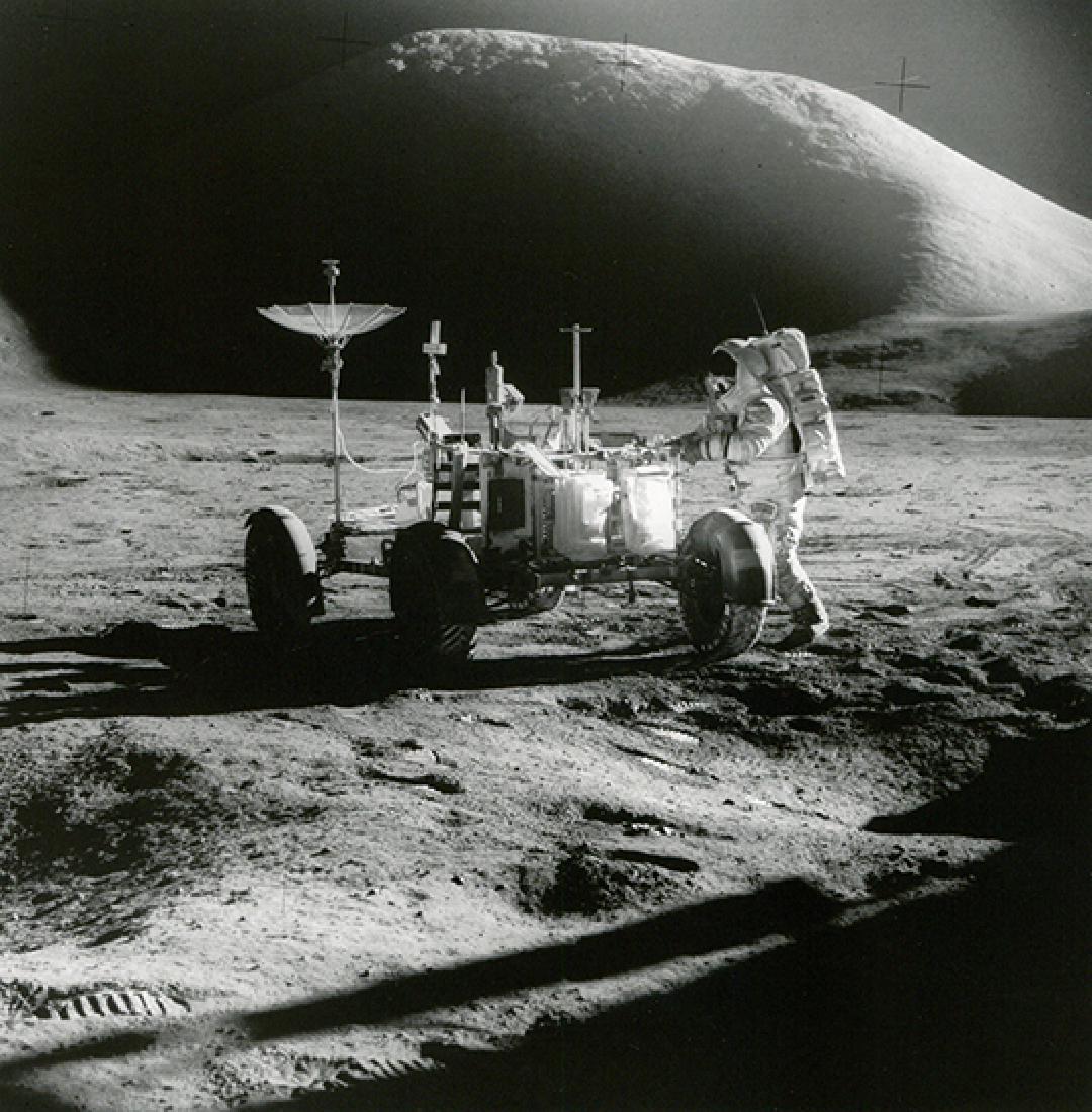 NASA - David Scott (ne en 1932): James Irwin and the Rover in front of Mount Hadley, Apollo 15, August 1971 Later gelatin silver print on fiber-base paper (negative number AS15-86-11603). A KODAK PAPER watermark on verso 28,3 x 35,5