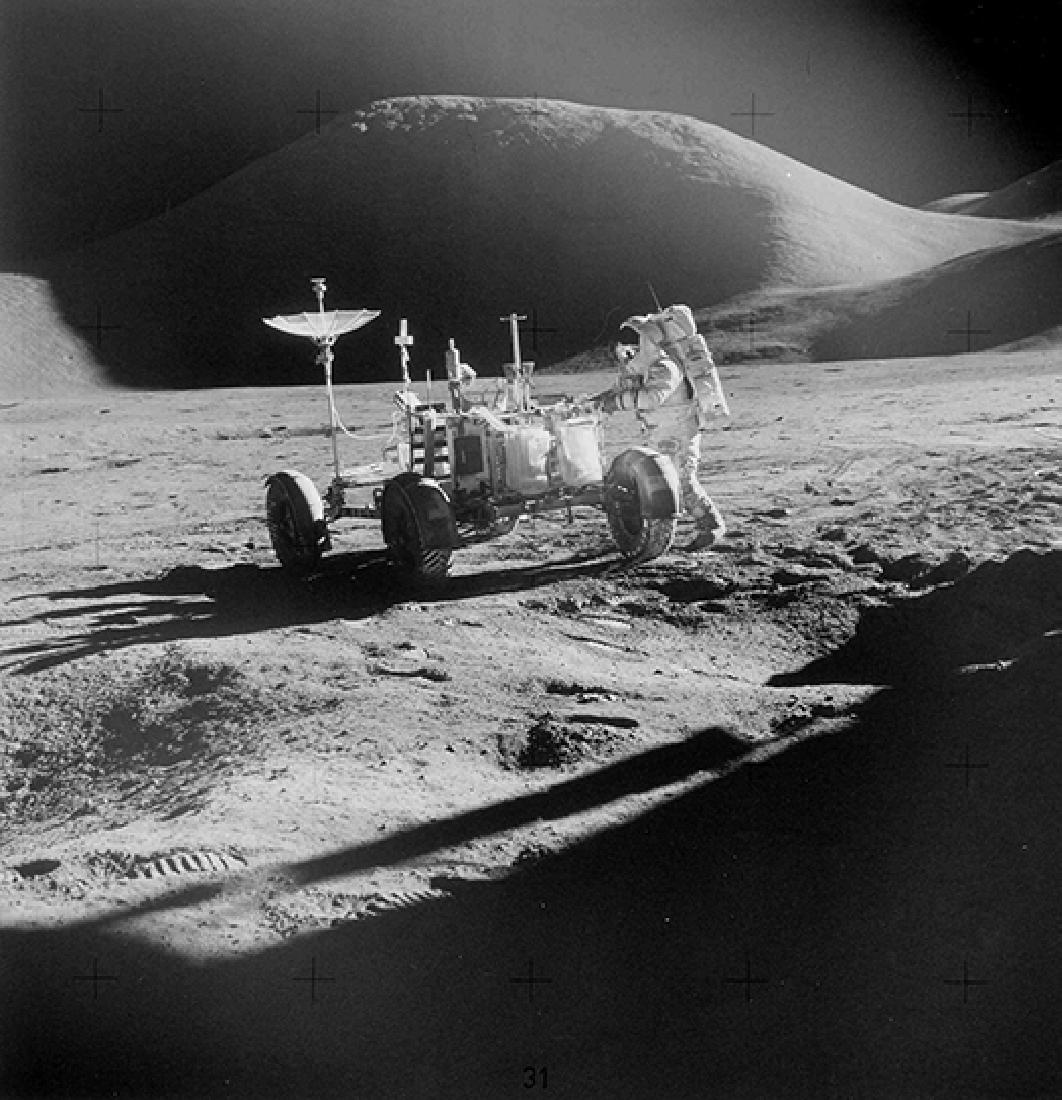 NASA - David Scott (ne en 1932): James Irwin and the Rover in front of Mount Hadley, Apollo 15, August 1971 Vintage C-Print print on fiber-based paper. Negative number on top margin. A KODAK PAPER watermark on verso 20,3 x 25,4 cm Ja