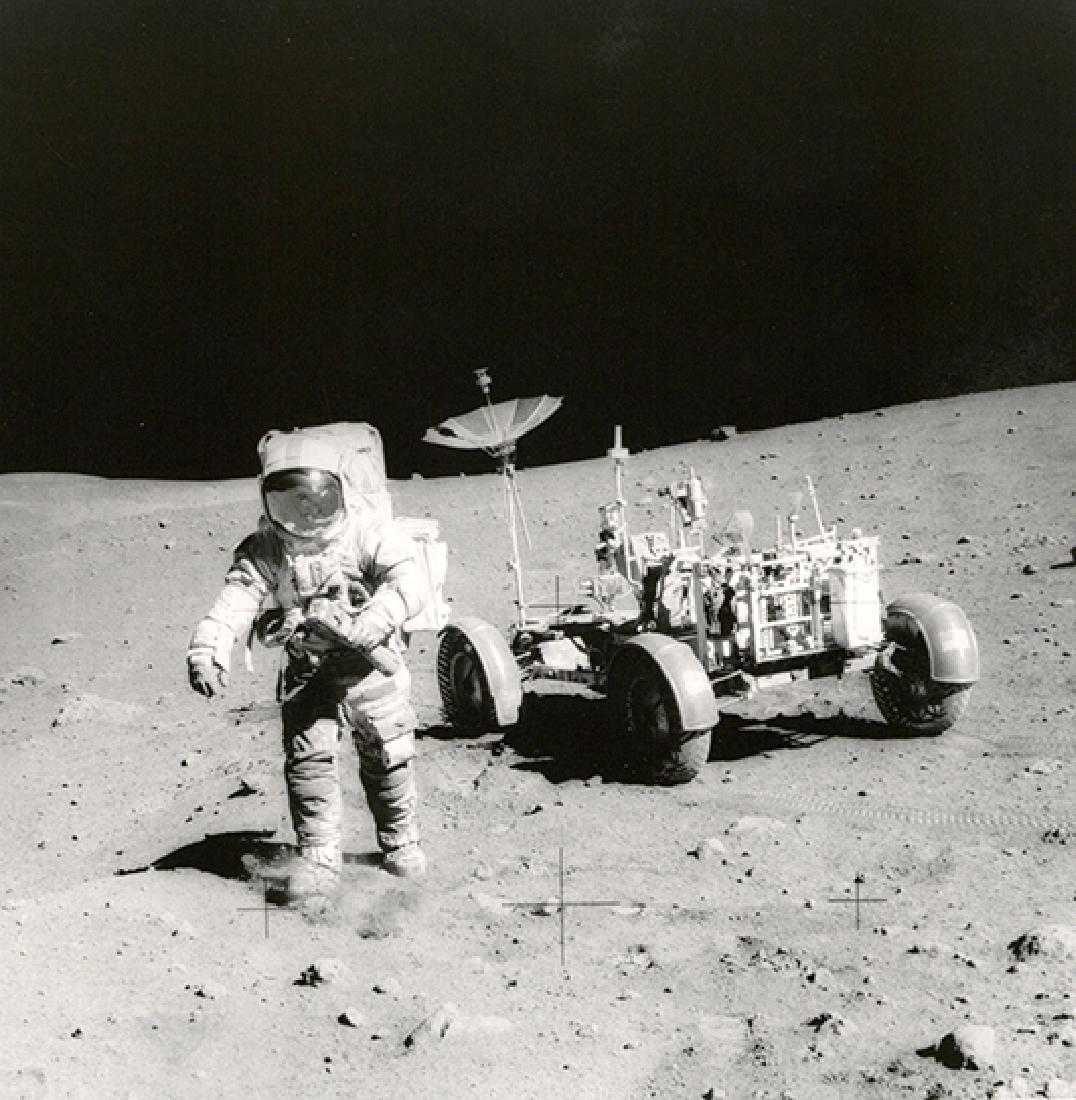 NASA - David Scott (ne en 1932): James Irwin near the Rover. Rarely seen image, Apollo 15, August 1971 Later gelatin silver print on fiber-base paper (negative number AS15-82-11168) 28,3 x 35,5 cm Grand format. James Irwin a proximit