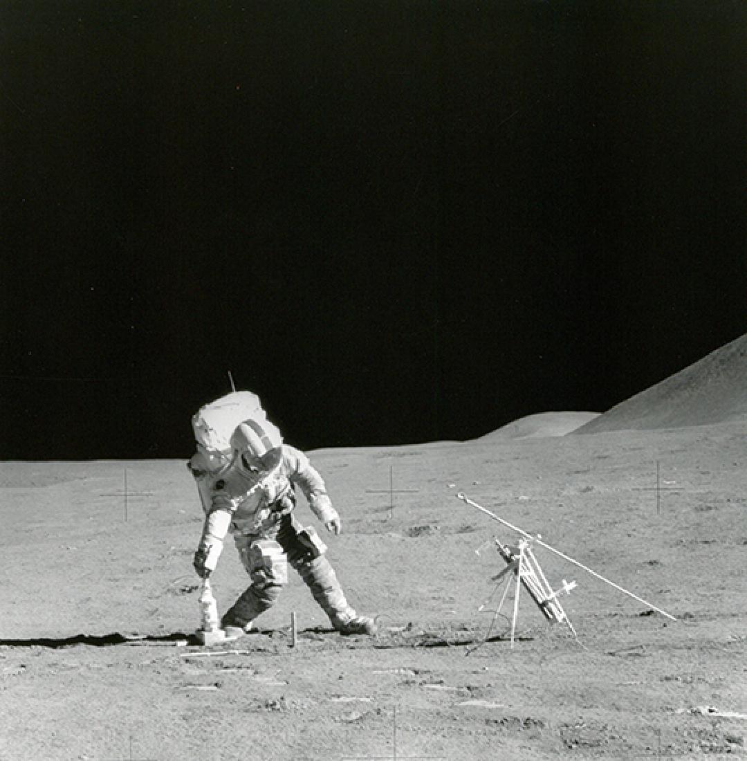 NASA - David Scott (ne en 1932): Commander David Scott using a drillâ€¦ on Moon, Apollo 15, August 1971 Later gelatin silver print on fiber-base paper. A KODAK PAPER watermark on verso 28,3 x 35,5 cm Grand format. David Scott uti
