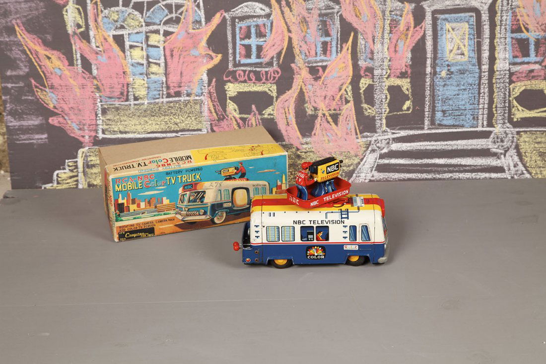 Japon Battery toy 1960 Tomiyama Cragstan: RCA-NBC Mobile Color TV TruckBoite d'origineL. 23 cmBibliographie : Yukio Shimizu, Teruhisa Kitahara Robots. Spaceships and other Tin Toys, Taschen illustre p. 300 - 301Tin litho battery operated RCA-