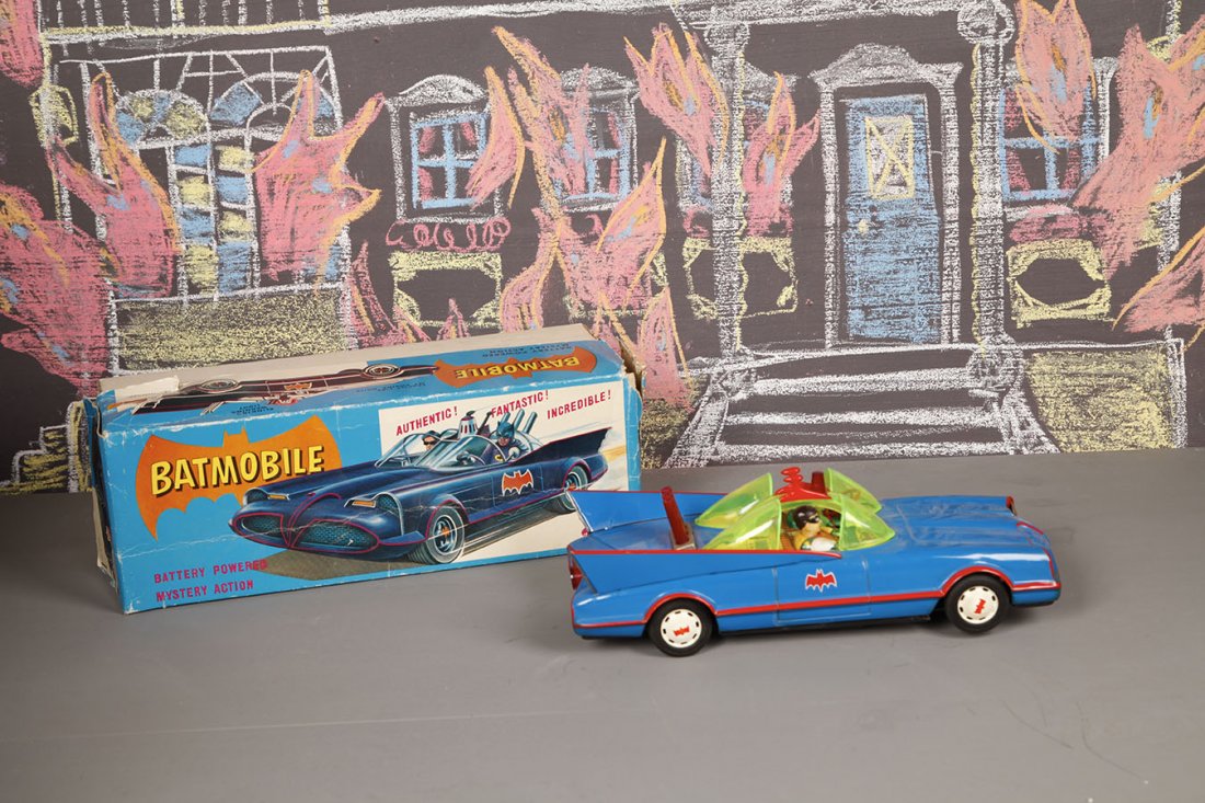 Japon Battery toy 1964 Aoshin: BatmobileBoite d'origineL. 30 cmBibliographie : Yukio Shimizu, Teruhisa Kitahara Robots. Spaceships and other Tin Toys, Taschen illustre p. 343Tin litho battery operated batmobile with original box (c