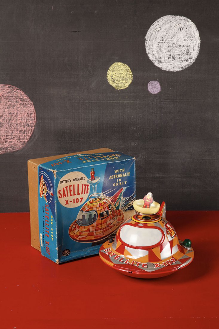 Japon Battery toy annees 1960 Masudaya: Satellite X-107Boite d'origineH. 13 cm L. 20 cmBibliographie : Yukio Shimizu, Teruhisa Kitahara Robots. Spaceships and other Tin Toys, Taschen illustre p. 66Tin litho battery operated Satellite X-107O