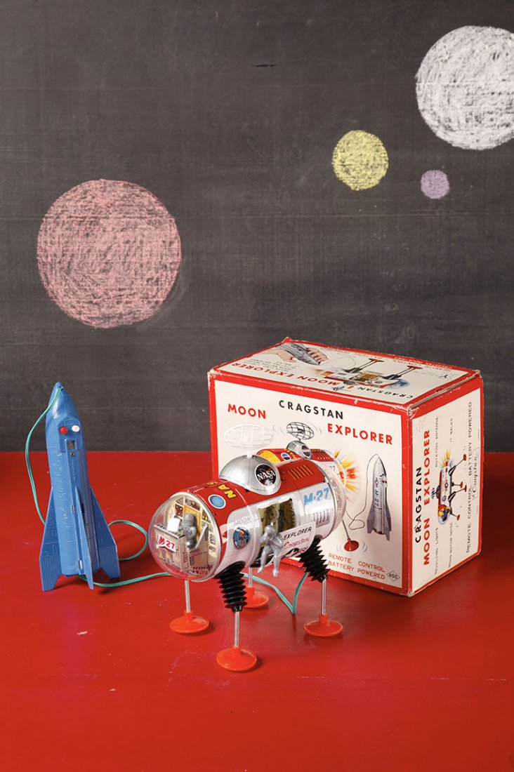 Japon Battery toy filoguide 1963 Yonezawa - Cragstan: M-27 Moon explorerBoite d'origineL. 23 cmBibliographie : Yukio Shimizu, Teruhisa Kitahara Robots. Spaceships and other Tin Toys, Taschen illustre p. 98Tin litho battery operated M-27 Moon Explorer wit