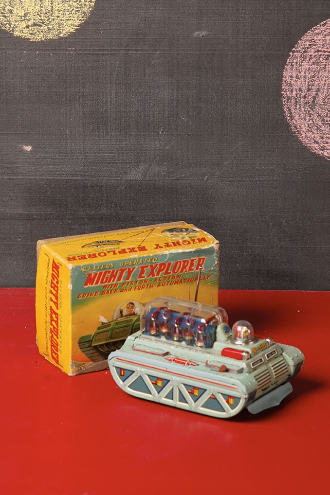 Japon Battery toy 1960 Yonezawa: Mighty ExplorerBoite d'origineOn y joint un second jouet en mauvais etatL. 14 cmTin litho battery operated Mighty Explorer with original box. We join it a second piece in bad condition
