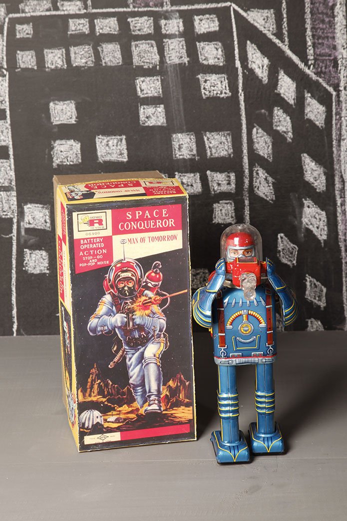 Japon Battery toy 1961 Daiya: Space ConquerorBoite d'origineH. 31 cmBibliographie : Yukio Shimizu, Teruhisa Kitahara Robots. Spaceships and other Tin Toys, Taschen illustre, p. 26 - 27 Tin litho battery operated Space Conqueror wi