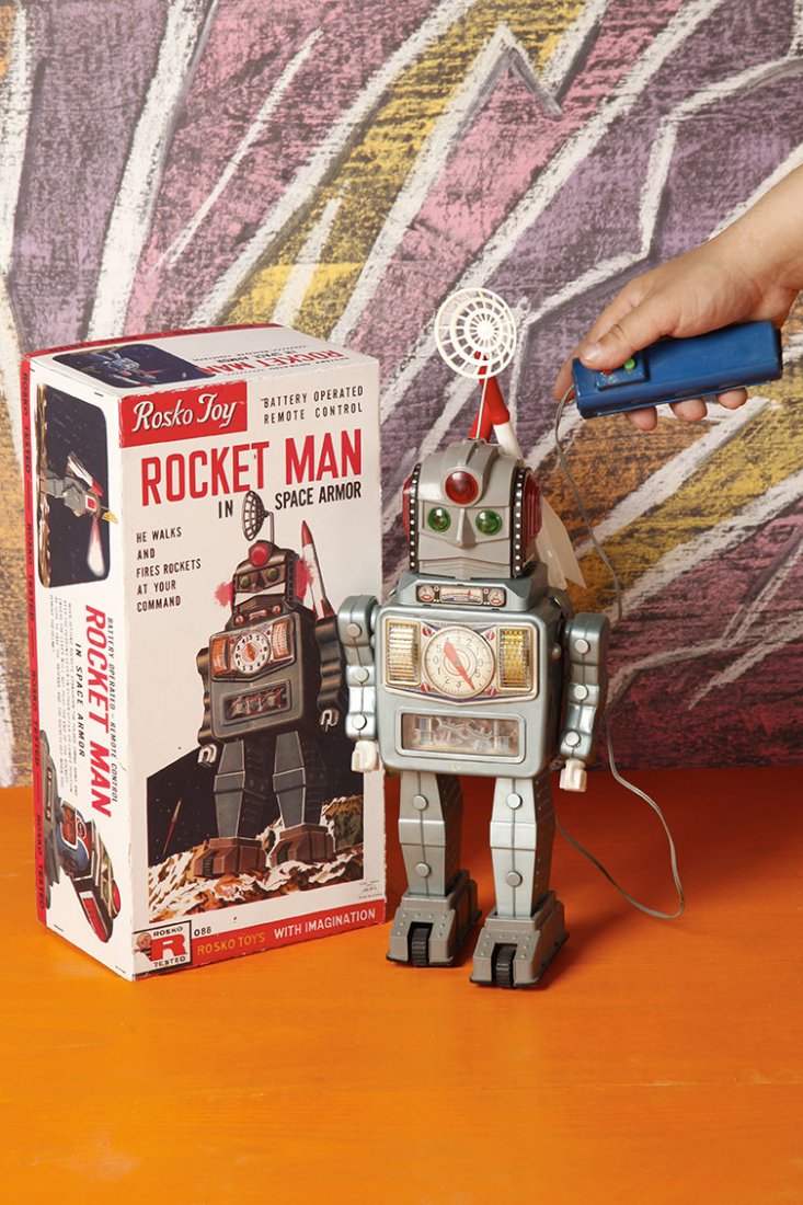 Japon Battery toy filoguide 1963 Alps - Rosko: Rocket man in space armorBoite reeditionH. 34 cmTin litho battery operated with remote Rocket Man. Reissued box