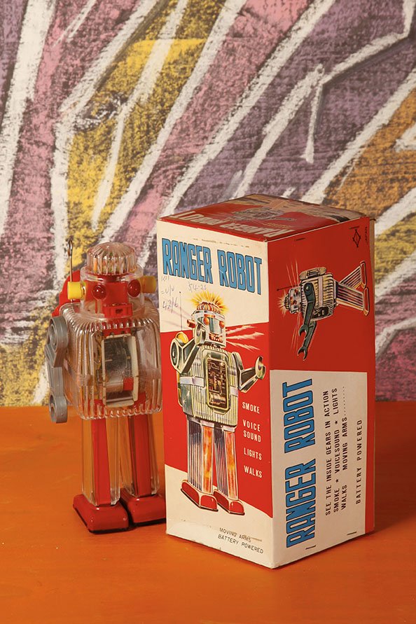 Japon Battery toy 1970 Daiya: Ranger RobotBoite d'origineH. 27 cmBibliographie : Yukio Shimizu, Teruhisa Kitahara Robots. Spaceships and other Tin Toys, Taschen illustre p. 127Tin litho and plastic battery operated Ranger robot wi