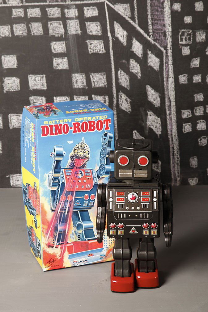Japon Battery toy annees 1960 Horikawa: Metamorph Dino RobotBoite reeditionH. 29 cmBibliographie : Yukio Shimizu, Teruhisa Kitahara Robots. Spaceships and other Tin Toys, Taschen illustre p. 178 - 179Tin litho and plastic battery operated M
