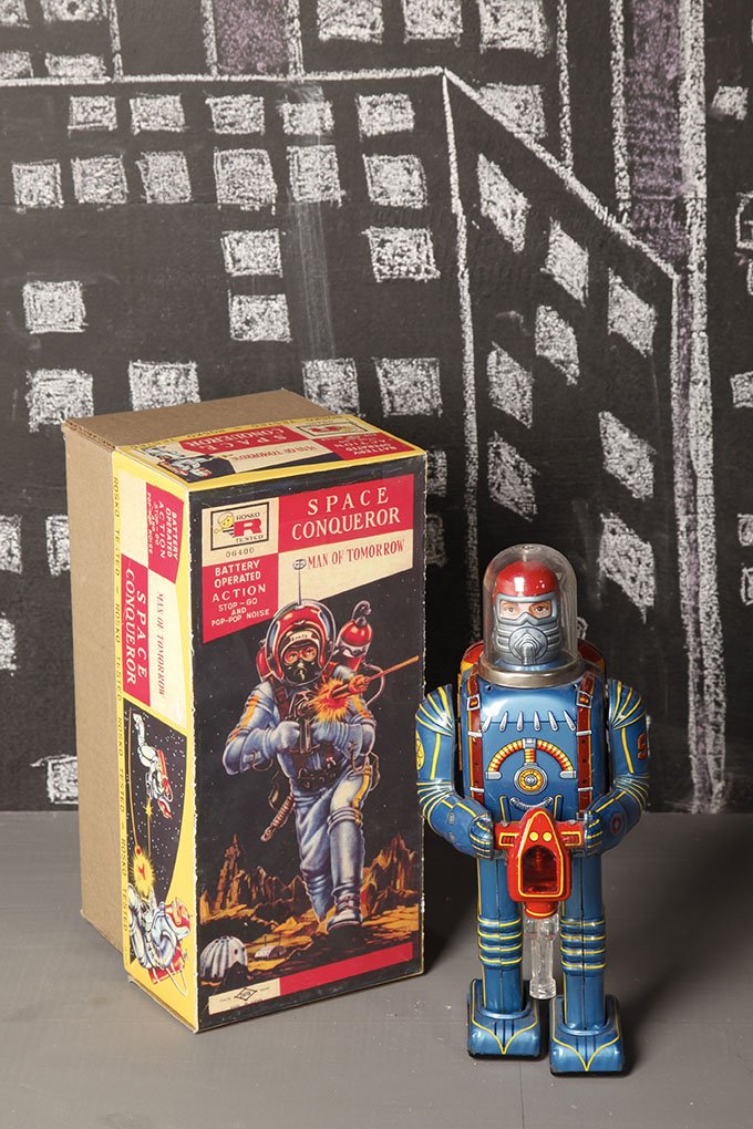 Japon Battery toy 1961 Daiya - Cragstan: Space conqueror X70Boite reeditionH. 28 cmBibliographie : Yukio Shimizu, Teruhisa Kitahara Robots. Spaceships and other Tin Toys, Taschen illustre p. 26Tin litho battery operated Space Conqueror with 