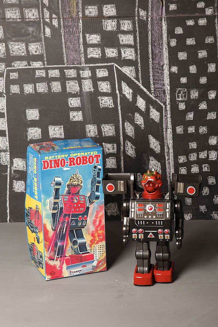 Japon Battery toy annees 1960 Horikawa: Metamorph Dino RobotBoite d'origineH. 29 cmBibliographie : Yukio Shimizu, Teruhisa Kitahara Robots. Spaceships and other Tin Toys, Taschen illustre p. 178 - 179Tin litho and plastic battery operated M