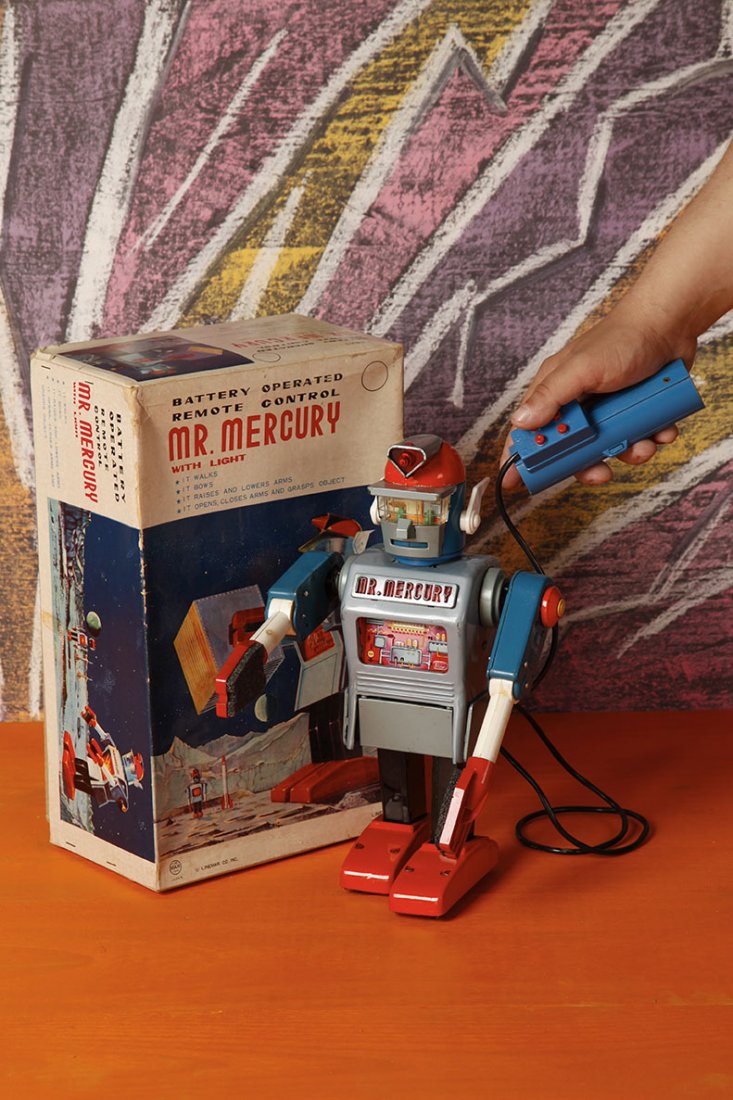 Japon Battery toy filoguide 1961 Yonezawa: Mr MercuryBoite d'origineH. 33 cmBibliographie : Yukio Shimizu, Teruhisa Kitahara Robots. Spaceships and other Tin Toys, Taschen illustre p. 64Tin litho battery operated with remote Mr Mercury. Origin