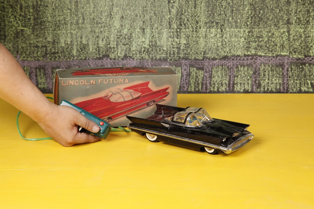 Japon Battery toy filoguide 1962 ALPS Lincoln Futura: Boite non d'origine Remote control battery toy tin plate Lincoln Futura. Not original box, do not work, wears, oxidations on the remote control L. 28 cm Yukio Shimizu, Teruhisa Kitahara Robots. Spaces