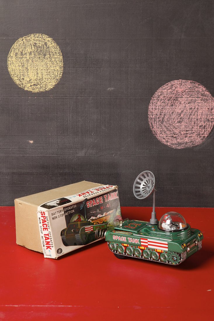 Japon Battery toy 1964 Masudaya - Modern Toys Space: Boite d'origine Battery toy tin plate space tank, original used box, wears and oxidations for the toy L. 21 cm Yukio Shimizu, Teruhisa Kitahara Robots. Spaceships and other Tin Toys, Taschen, illustre