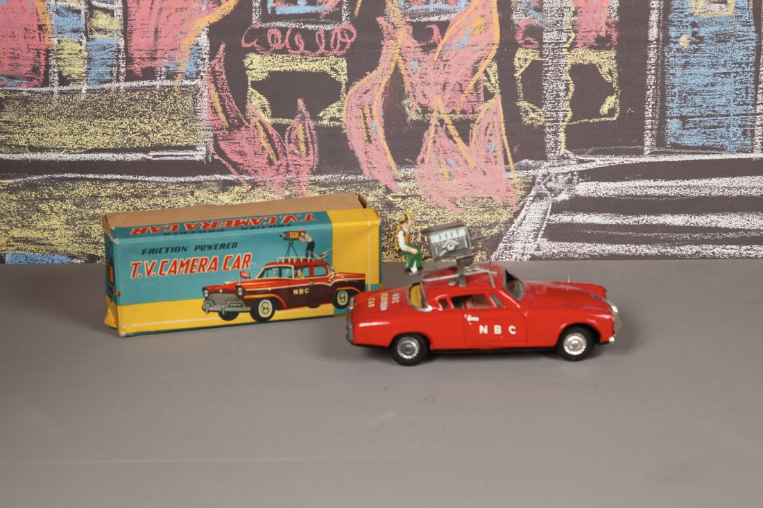 Japon a friction 1957 Tomiyama - Cragstan TV Camera Car: Boite d'origine Friction tin plate camera car. box torned, wears, oxidations problem with the mecanism H. 20 cm Yukio Shimizu, Teruhisa Kitahara Robots. Spaceships and other Tin Toys, Taschen illustre