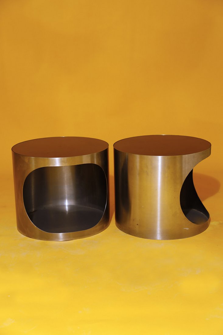 Paire de bouts de canape circa 1970: En metal et plateau rond en opaline Pair of "end of sofa" in metal H. 40 cm D. 47 cm