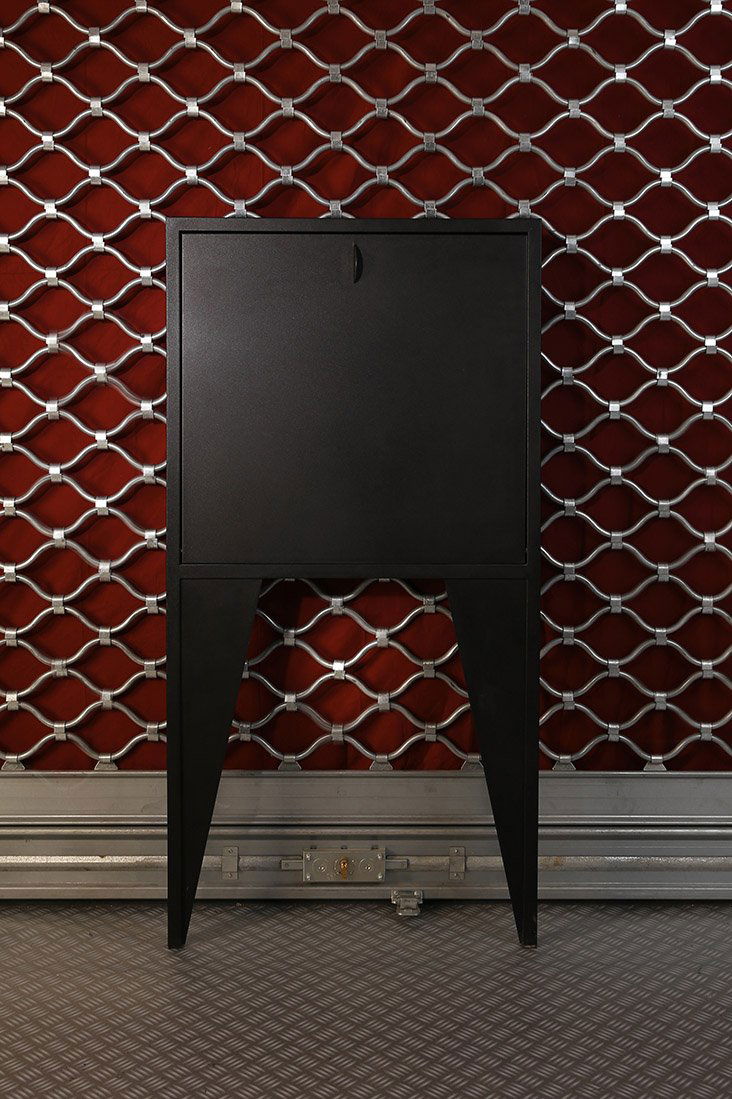 Pascal Mourgue (1943-2014) Face a Face 1990: A metal black lacquered writing desk H. 52 Inch L. 26 3/4 Inch P. 5 1/8 Inch D. 0 Inch Secretaire en metal laque noir, interieur en skai noir. edition Fermob H. 132 cm L. 68 cm P. 13 cm Provenance : >