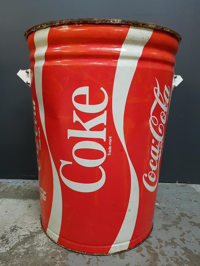 Featured image of post Vintage Coca Cola Trash Can : Effortlife drink coca cola delicious refreshing in bottles retro vintage bar signs tin sign vintage 12 x 8 inch.