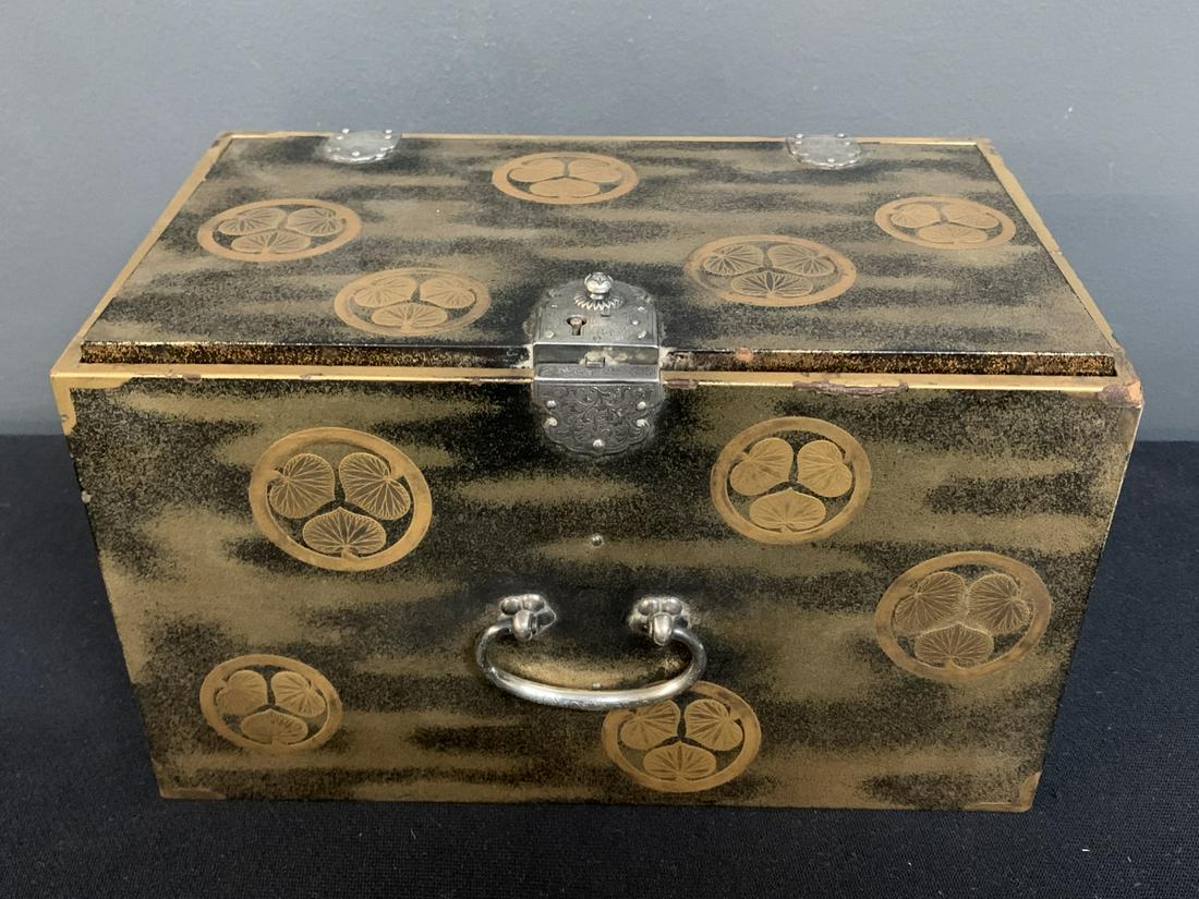 Japanese Lacquer Box, Clan Mark, Silver Hardware (1 of 5)