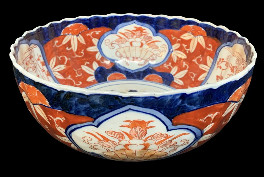Antique Japanese Imari Scalloped Footed Bowl: Antique Japanese Imari Scalloped Footed Bowl. 4.75 H X 10 Inches Diameter. Keywords: Chinese, Chinese Antiques, Asian, Asian Art, Asian Antiques, Chinese Jade, Jade, Chinese Porcelain, Blue and White,