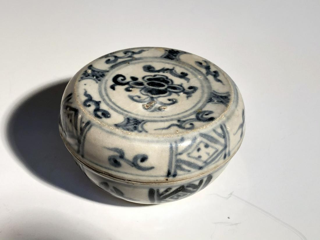 15th Or 16th C. Vietnamese Covered Box: 15th Or 16th C. Vietnamese Covered Box. See Gotuaco Tan And Diem 'chinese And Vietnamese Blue And White Wares Found In The Phillipines' [p.234]. 3.5" x 2"hKeywords: Chinese, Chinese Antiques, Asian, A