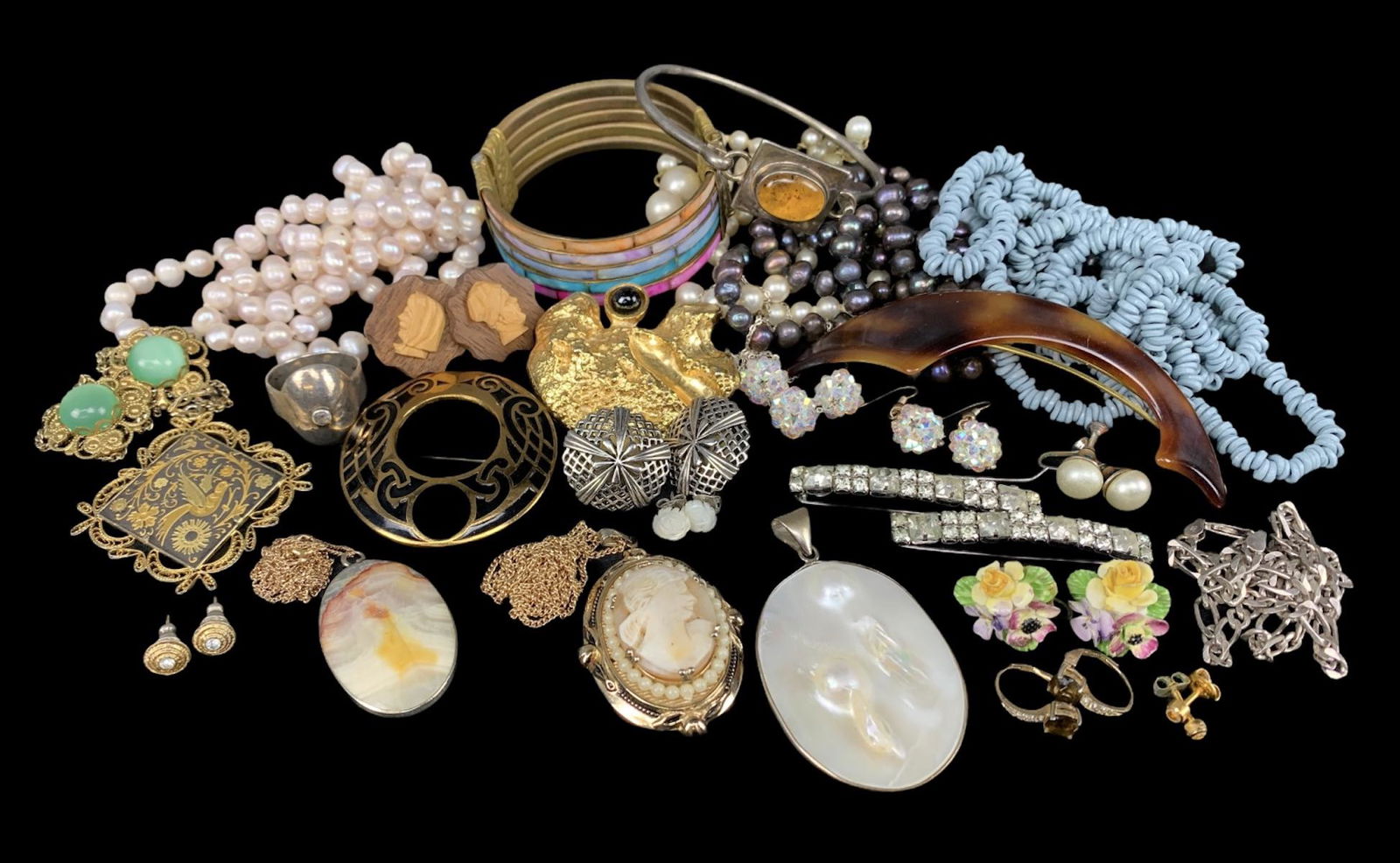 Vintage Lot Of Costume Jewelry (1 of 5)