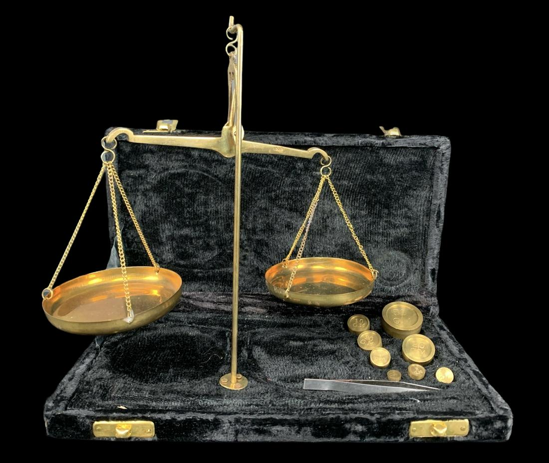 Vintage Apothecary Weighing Scale In Velvet Box: Vintage Travel Apothecary Brass Weighing Scale In Velvet Box. Box Measures 9.6 X 5 X 1.25 Inches