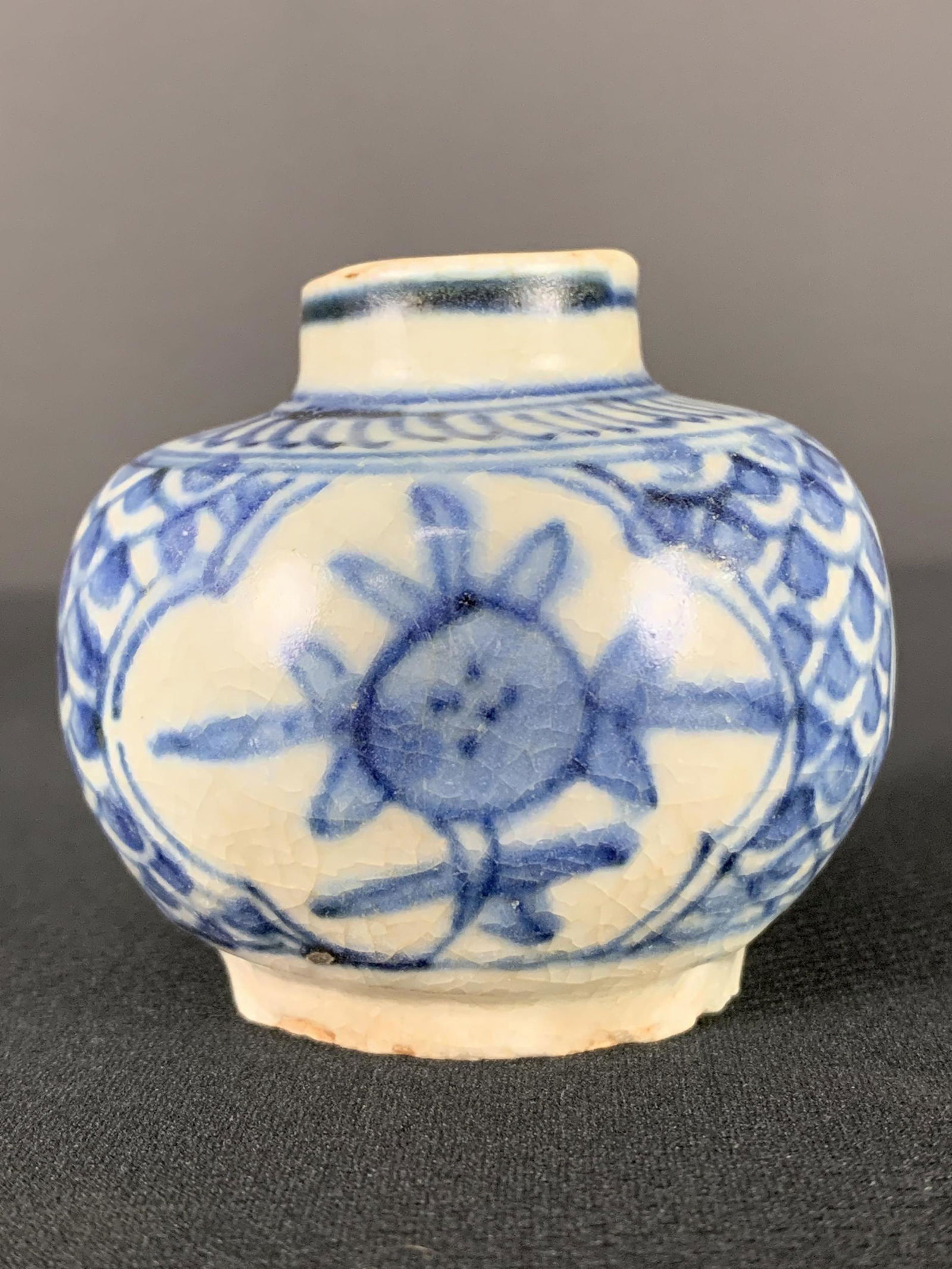 Chinese Blue and white Cabinet vase (1 of 6)