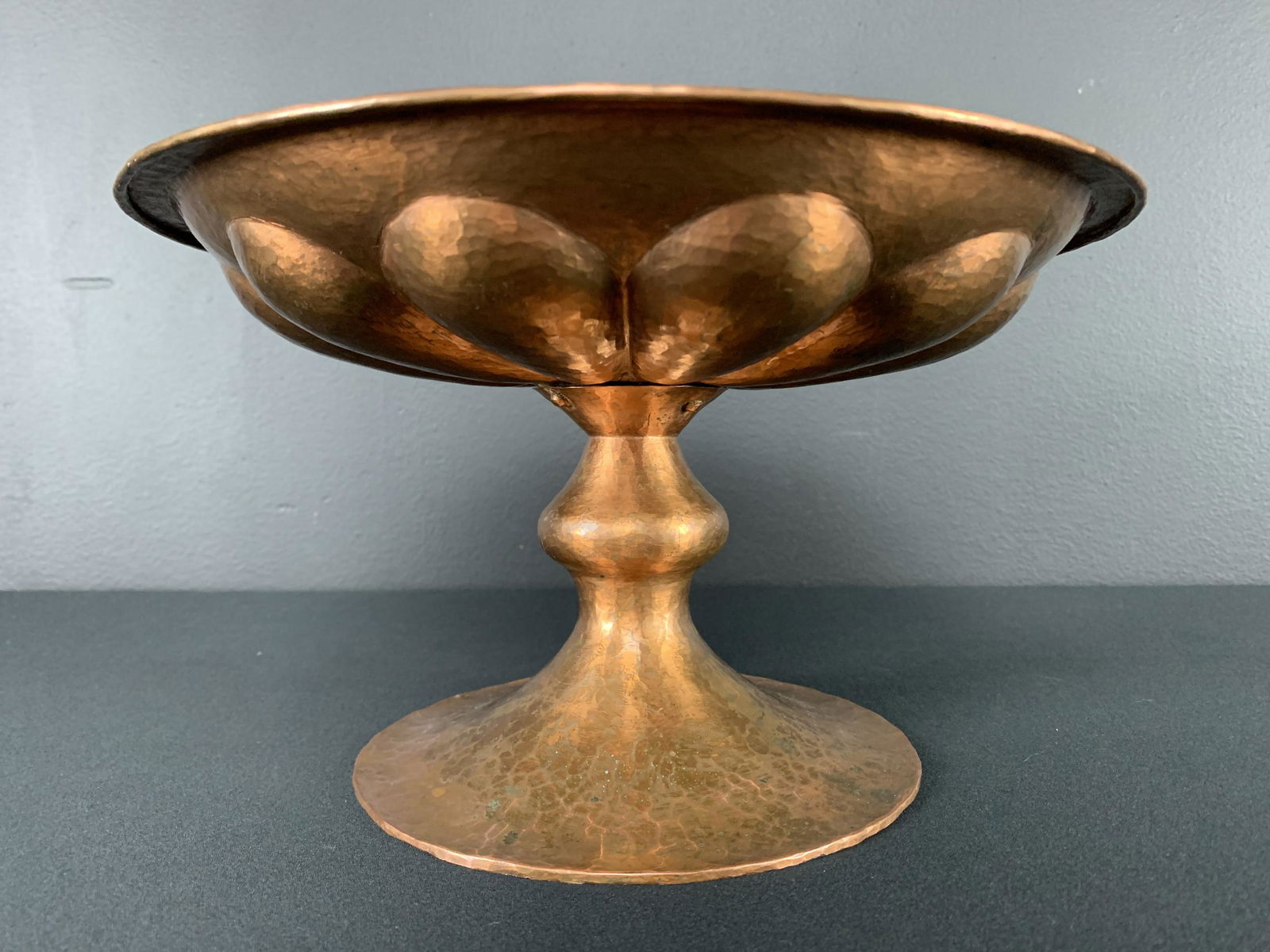 Arts And Crafts Hammered Copper Footed Bowl Tazza (1 of 7)