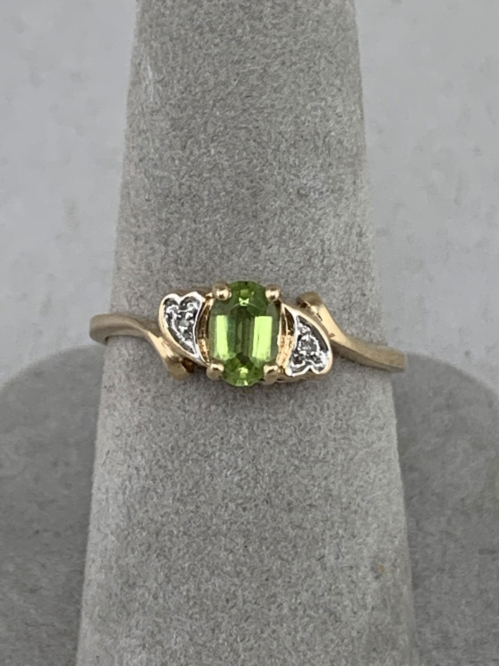 10k Gold Ring with Peridot Stone, Size 7.5 (1 of 5)