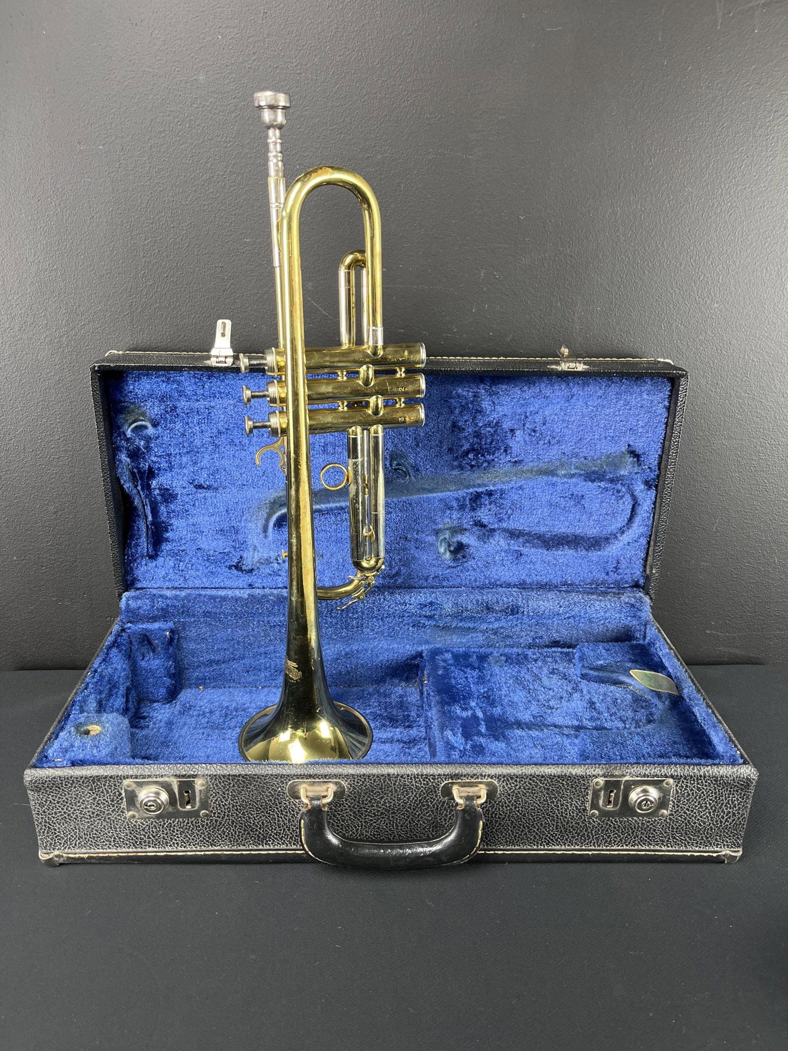 Vintage Besson Crescendo London England Trumpet: Vintage Besson Crescendo London England Trumpet. In Hard Case.