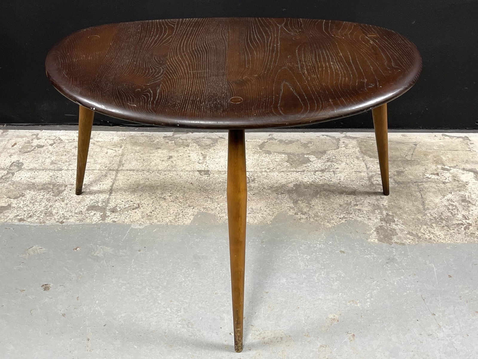 Mid Century Modern Ercol Elmwood Side Table: Mid Century Modern Ercol Elmwood Side Table. Designed by Lucian Ercolani, 1956, for Ercol Furniture, England. Originally part of a set of three nesting tables. 25.5 x 17.25 x 15.5 inches H.