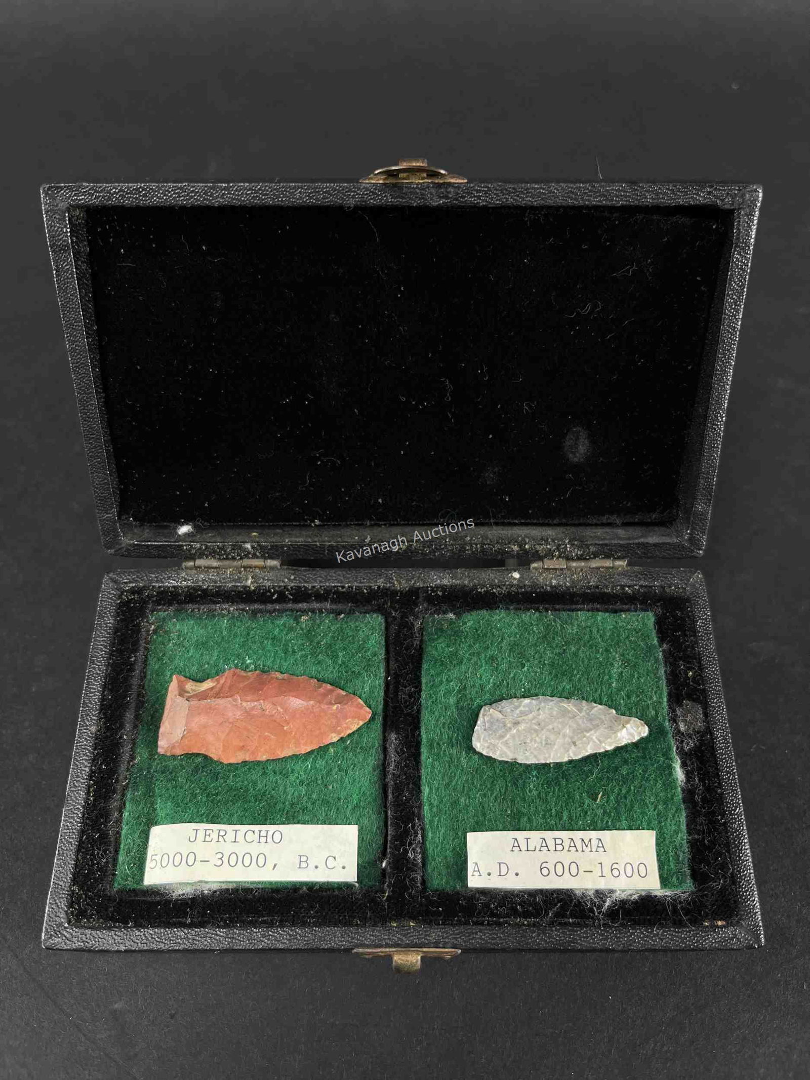 2 Ancient Flint Arrowheads in Case (1 of 5)