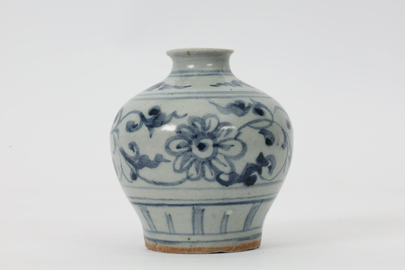 Ming Dynasty Chinese Blue And White Jar: Ming Dynasty Chinese Blue and White Jar decorated with flowers. Small separation at base, please see photos. 3 inches H.