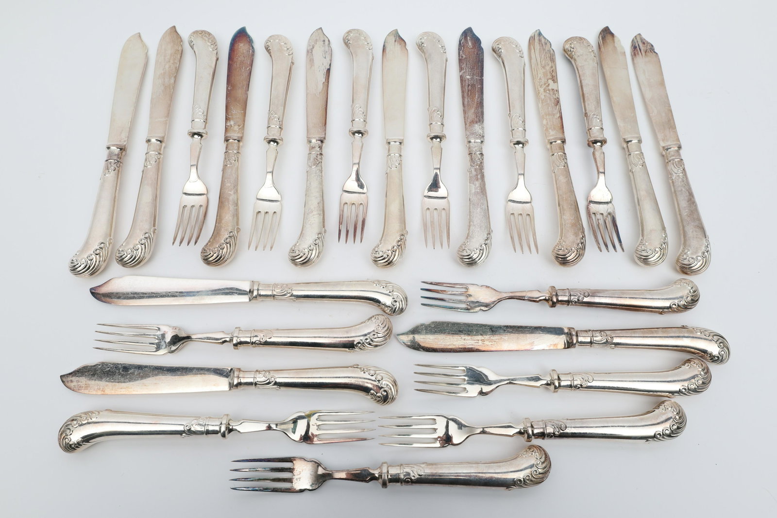 Sheffield Silver Plate Fish Set 12 Pistol Handle: English silver plate fish set for 12 with pistol handles, with scroll design, marked on blade of knife SP EPNS A1 Sheffield England. Provenance : from the Collection of Montreal Antiquaire Phyllis Fri