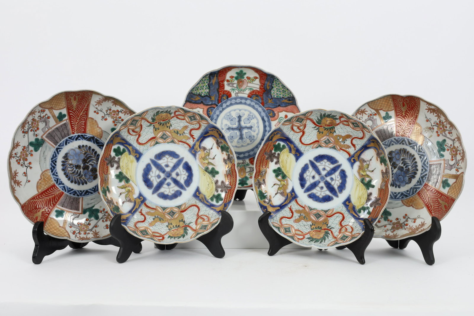 Lot of Antique Japanese Imari Scalloped Plates: Lot of 5 Antique Japanese Imari Scalloped / Shaped Plates. Two signed, please see photos. 9.5 inches diameter.